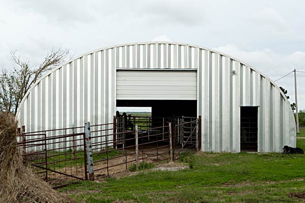 S-model clear-span building to keep horses safe and comfortable