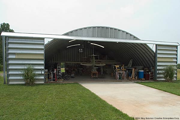 Aircraft hangar with sliding doors